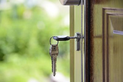 Drzwi antywłamaniowe do domu – dlaczego warto w nie zainwestować?